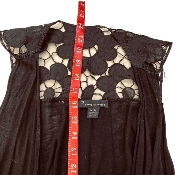 TwentyOne Sleeveless Light Weight Flyaway Cardigan Vest with Floral Cut out Back - Picture 7 of 8